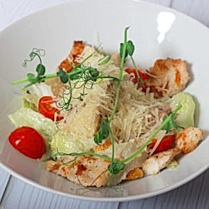 Салат Цезарь с курицей