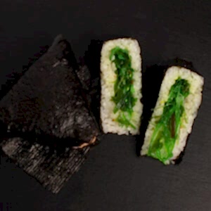 Онигири с чукой