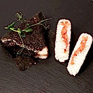 Онигири с копченым лососем